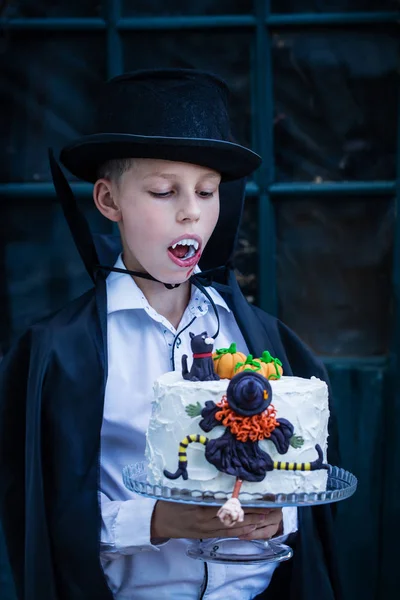 Vampire holds a cake — Stock Photo, Image