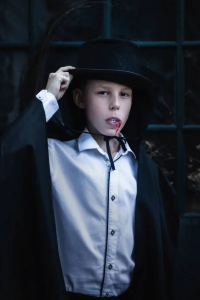 Elegante vampiro in un cappello — Foto Stock