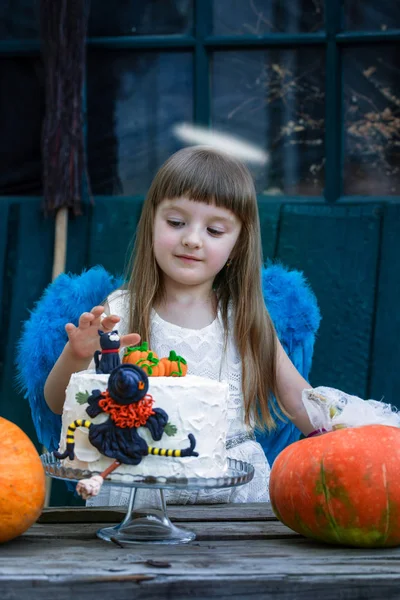 Anjo e bolo de aniversário — Fotografia de Stock