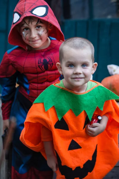 Mutlu çocuklar Cadılar Bayramı kutlamak