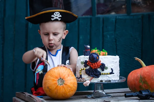 Pirate with a pumpkin and cake — Stock Photo, Image