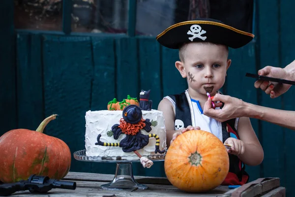 Pirate with a pumpkin — Stock Photo, Image