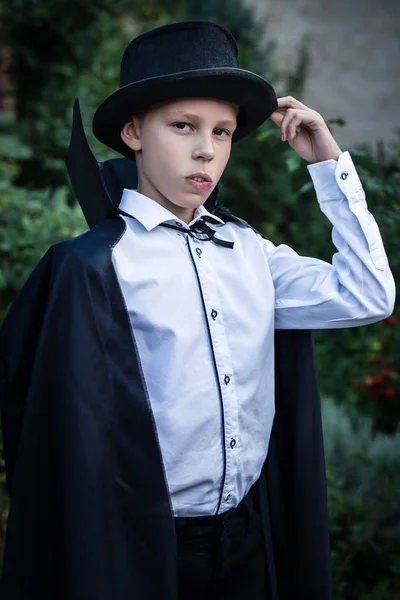 Хлопчик одягнений як вампір — стокове фото