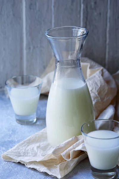 Decantador con suero de leche en estilo rústico —  Fotos de Stock