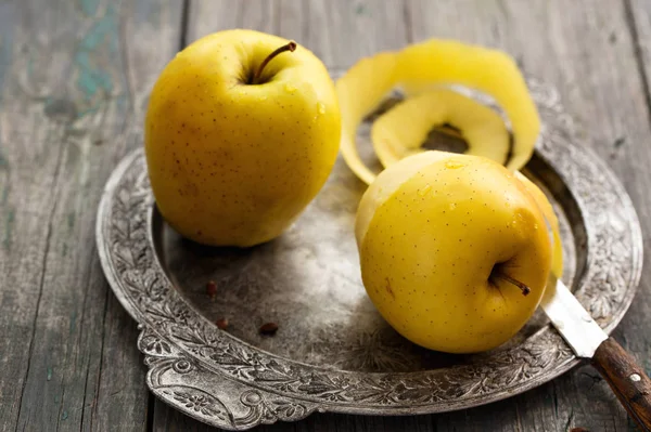 Purified skin from a apple — Stock Photo, Image