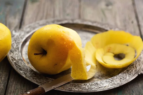 Purified skin from a large ecologic apple — Stock Photo, Image