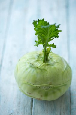 ahşap arka plan üzerinde alabaşlar lahana