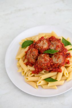 Beyaz bir tabak makarna penne