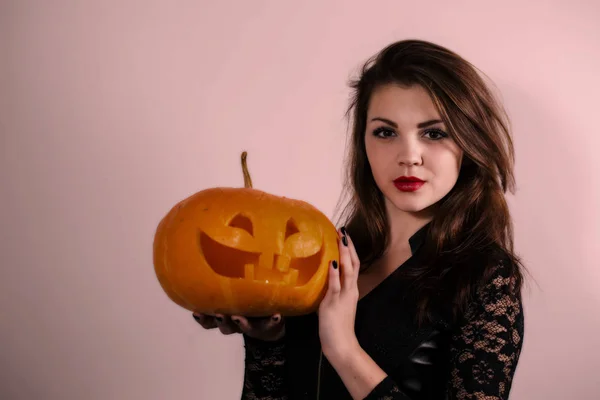 Ragazza che tiene una lanterna di zucca — Foto Stock