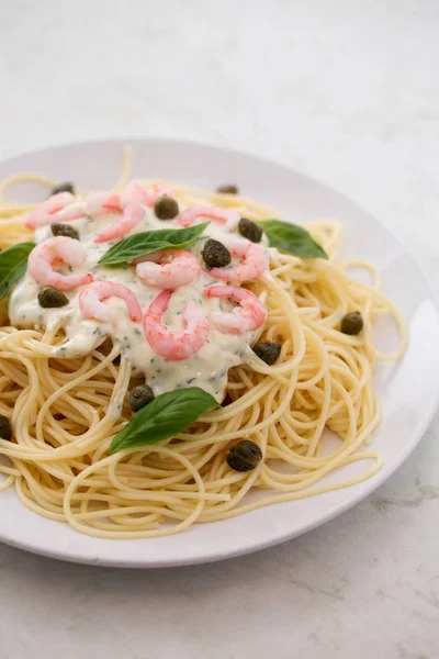 Penne de macarrão em uma placa branca — Fotografia de Stock