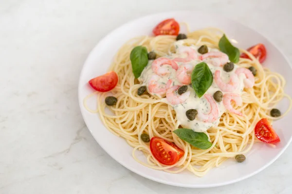 Penne de macarrão em uma placa branca — Fotografia de Stock