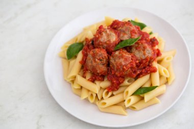 Beyaz bir tabak makarna penne