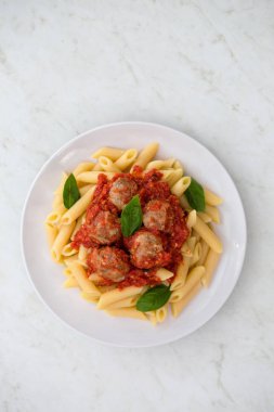 Beyaz bir tabak makarna penne