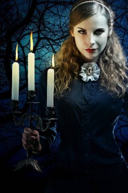 Gotik bir elbiseyle cadı