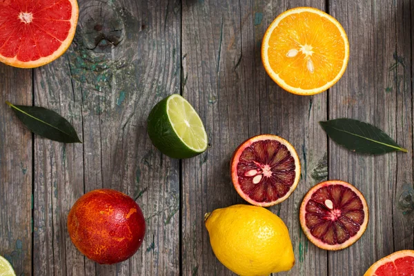 Frutas sobre un fondo gris — Foto de Stock