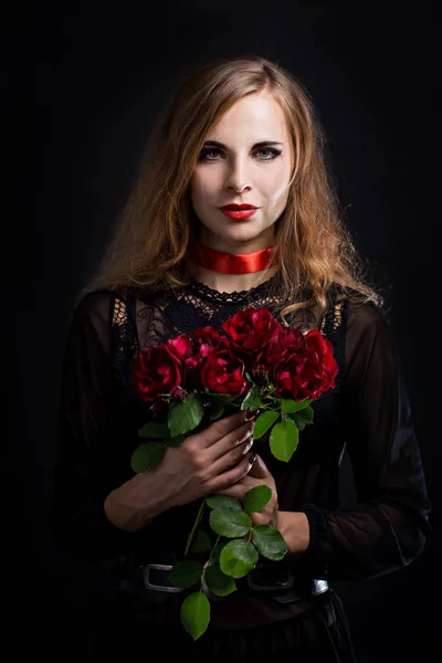 Kvinna med en rosor — Stockfoto