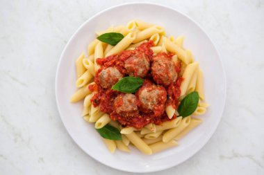 Beyaz bir tabak makarna penne