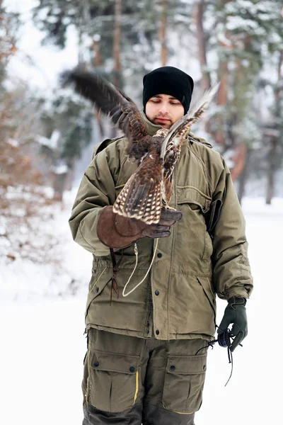 bir şahin tutan adam