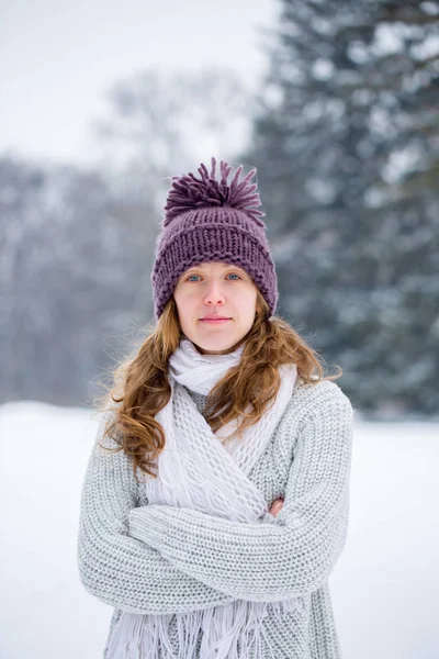 Retrato de inverno de mulher jovem — Fotografia de Stock