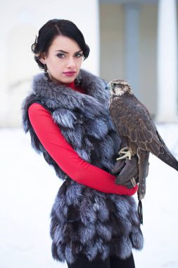 bir şahin tutan kadın