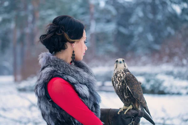Piękna kobieta i falcon — Zdjęcie stockowe
