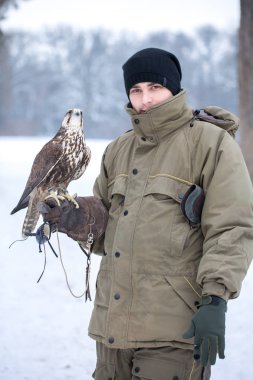 bir şahin tutan adam