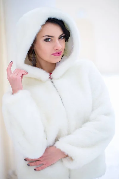 Mujer con un abrigo de piel blanca — Foto de Stock