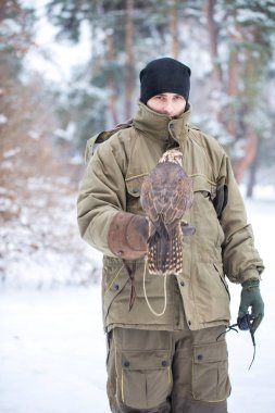 Bir şahin olan bir adam portresi