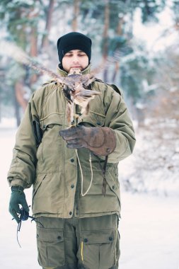 Açık kanatlı kuş