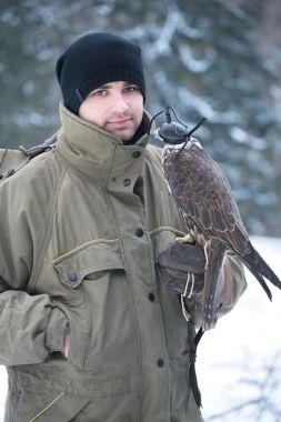 Şahin ile genç adam