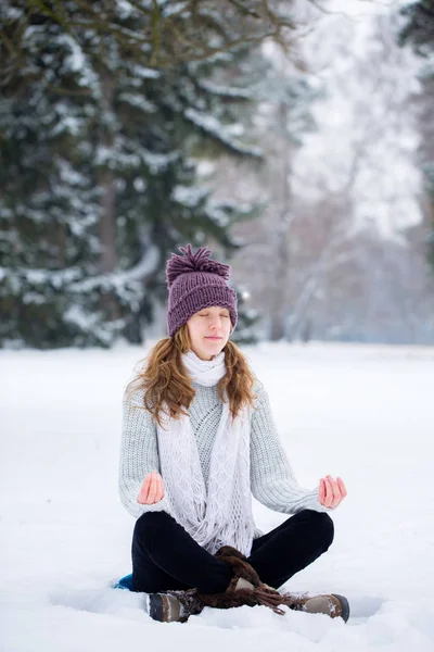 Mulher meditando no inverno — Fotografia de Stock