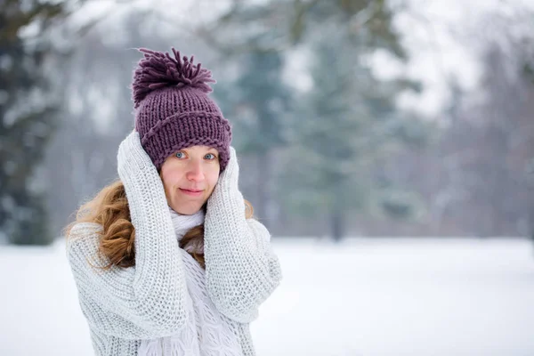 Ung kvinna i en pullover — Stockfoto