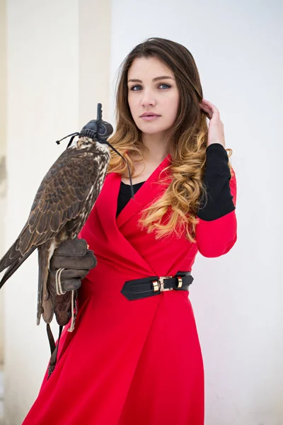 Bella donna con un uccello — Foto Stock