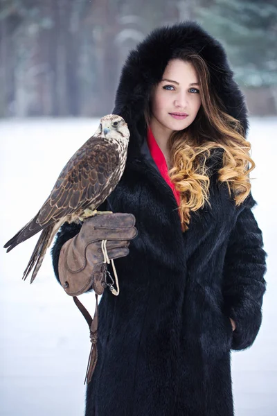 Bella donna e falco in inverno — Foto Stock