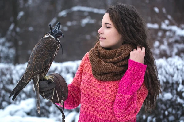 Uma mulher se comunica com um pássaro — Fotografia de Stock