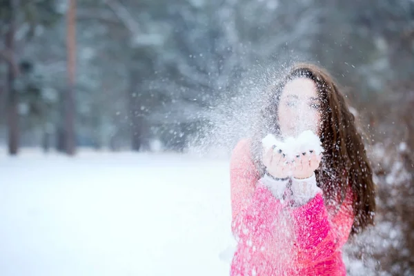 Vacker kvinna blåser på snön — Stockfoto