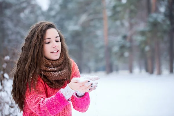 雪の上を吹く若い女性 — ストック写真