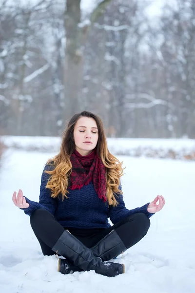 Женщина медитирует в снегу — стоковое фото