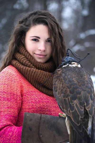 Ritratto di donna con falco — Foto Stock