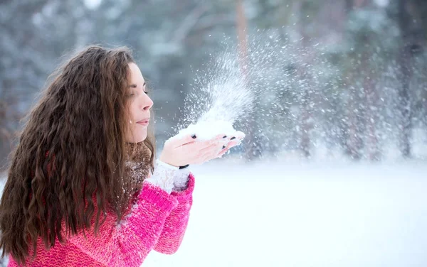 Kvinna blåser på snön — Stockfoto