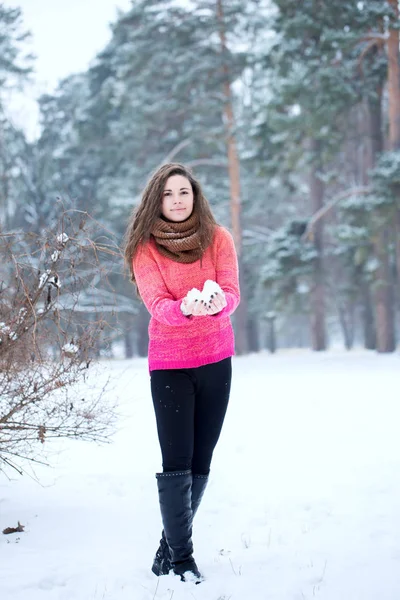 Κορίτσι που παίζει με το χιόνι — Φωτογραφία Αρχείου