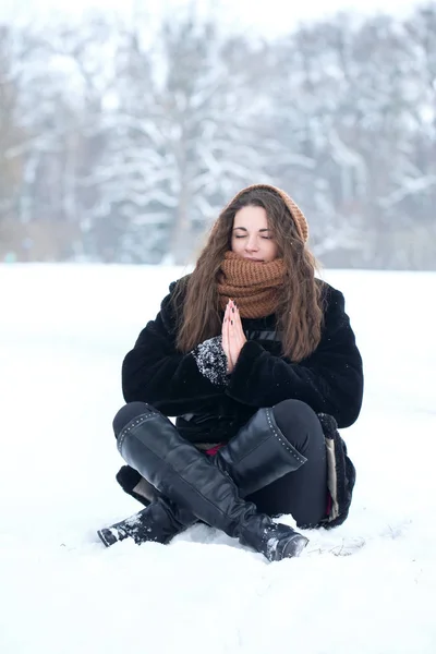 Mulher meditando no inverno — Fotografia de Stock