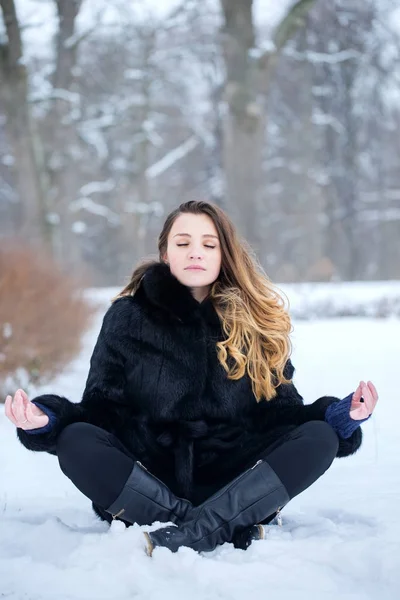 Femeia meditează iarna — Fotografie, imagine de stoc