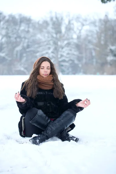 Женщина медитирует в снегу — стоковое фото
