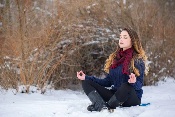 Kışın meditasyon — Stok fotoğraf