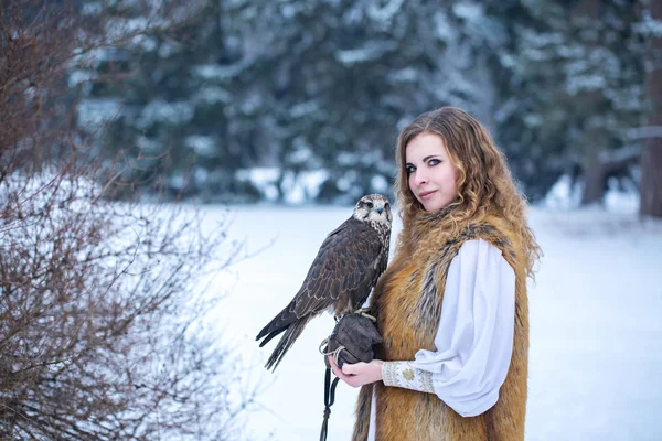 Rothaarige Frau mit einem Falken — Stockfoto