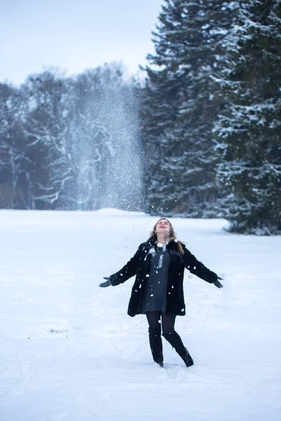 Mulher feliz brincando com neve — Fotografia de Stock