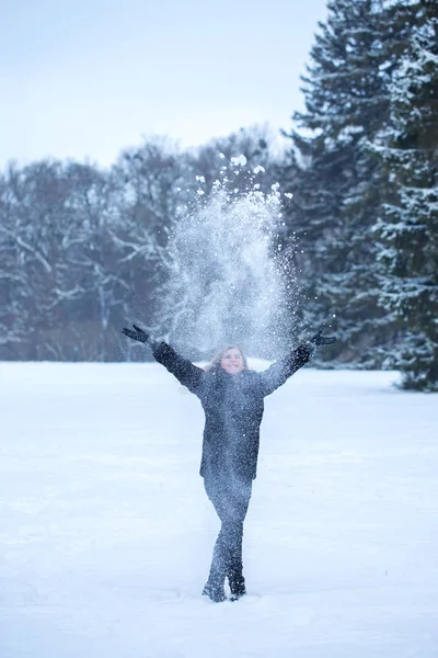 Uma mulher atira a neve — Fotografia de Stock