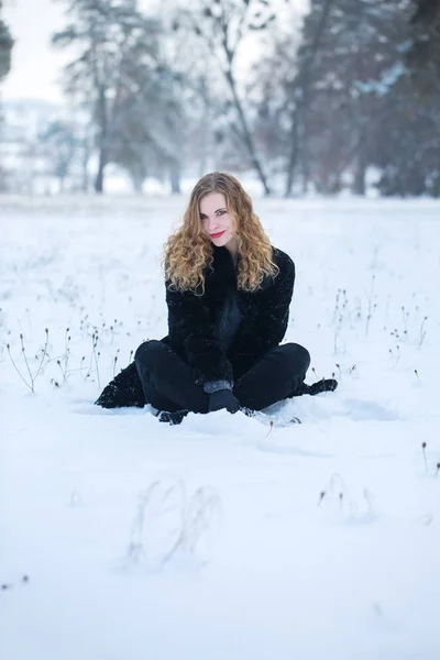 Mulher feliz brincando com neve — Fotografia de Stock