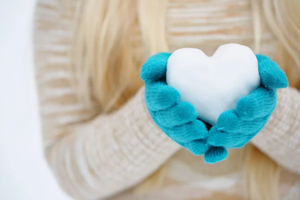 Heart out of the snow — Stock Photo, Image